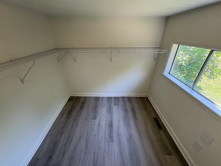 211 Thurman St — Photo 6