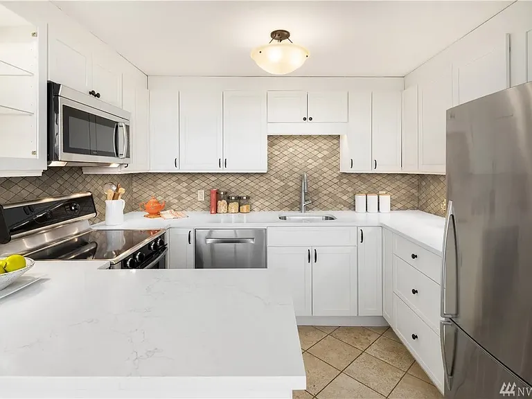 601 Belmont Ave E — Photo 3