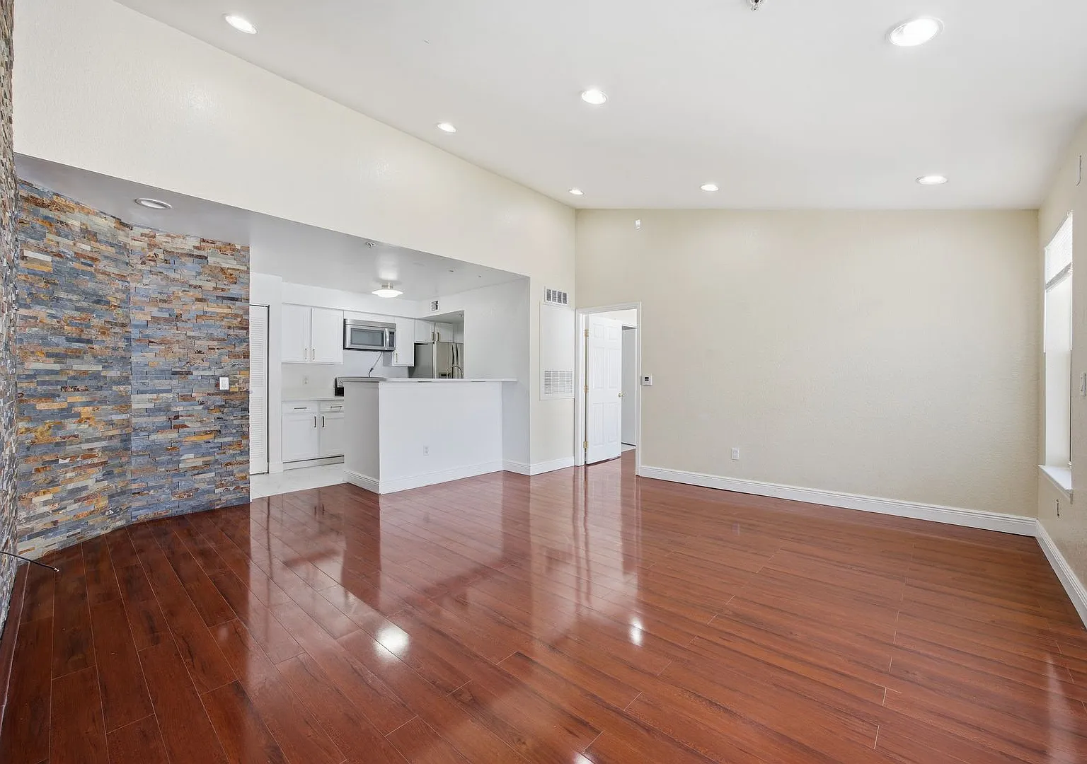 Recently Renovated. 2 bedroom and 2 bath condo at Villa del Sol — Photo 3