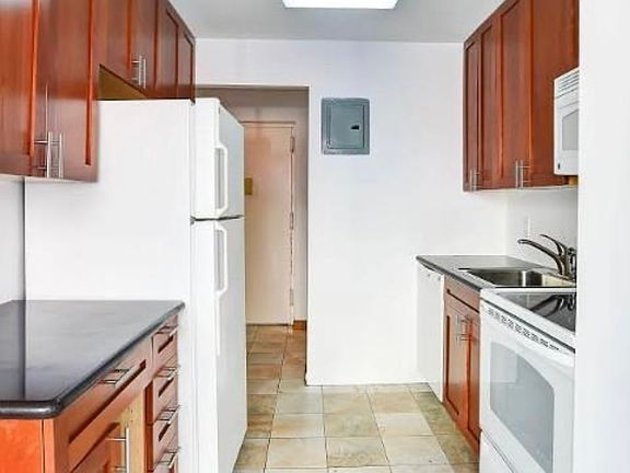 3rd image of 325 Graham Ave #2B