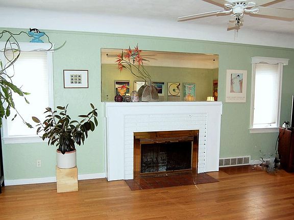 4th image of 1131 Iroquois Dr SE