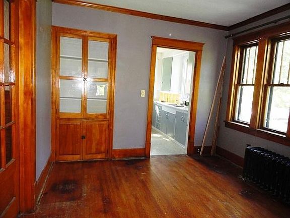 5th image of 327 E Lincoln Ave