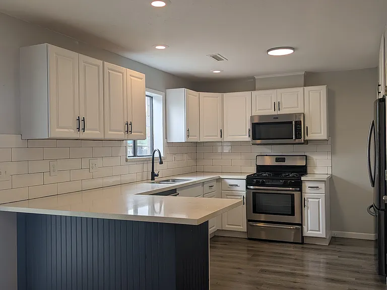 1514 N Elaine Way — Photo 1