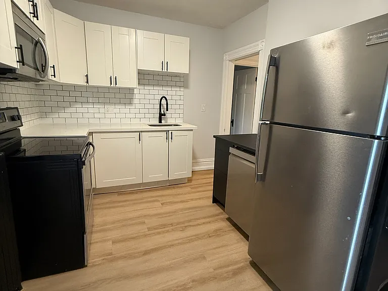 28 Eastbourne Ave #2 — Photo 9