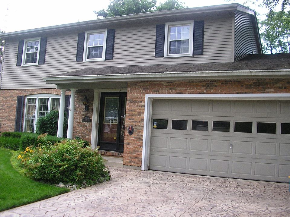 Front view w/stamped driveway