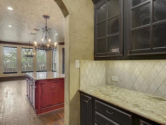 4th image of 708 Ashley Ct