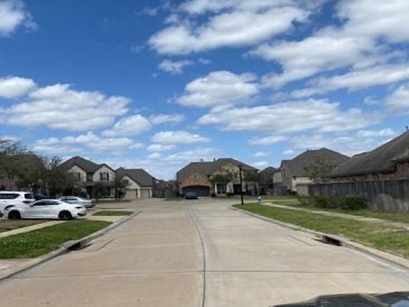 Exterior Neighborhood (street photo)