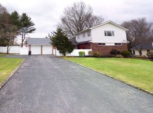 27 Candy Ln, Commack, NY 11725