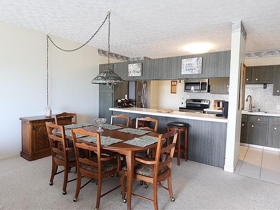 5th image of 60 Pelican ST W #602