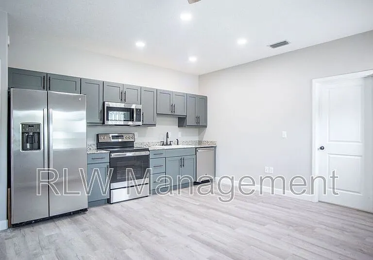 216 E Alfred St #220 — Photo 8