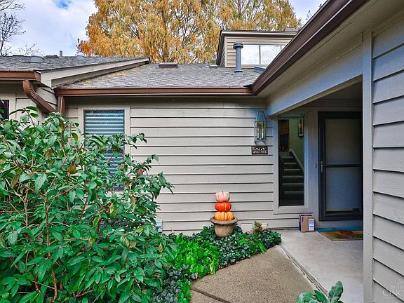 3rd image of 25 Rolling Hills Ct