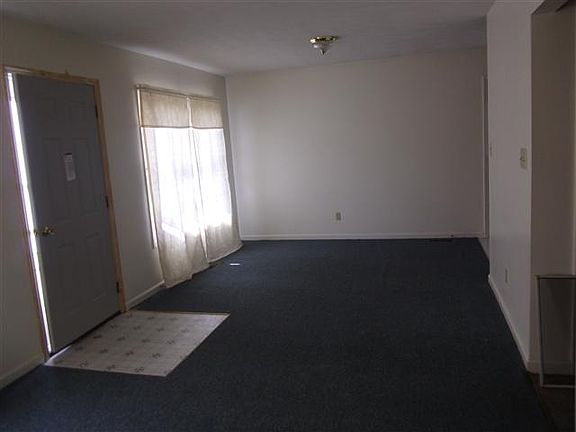 Living Room/Dining Area