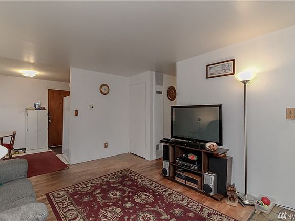 Living room to dining area