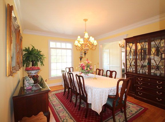 3rd image of 610 Hillcrest Pl