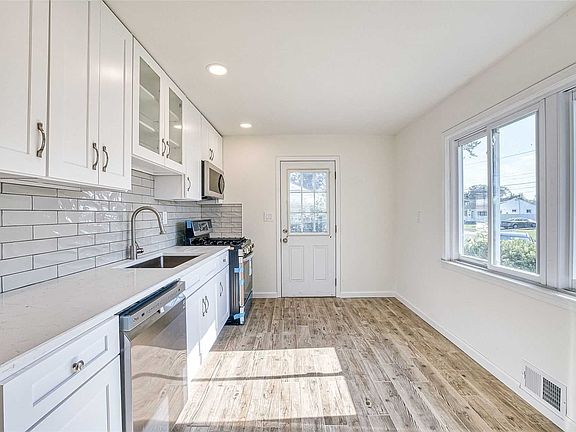 3rd image of 1005 Carll Dr