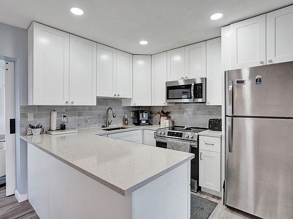 4th image of 901 SW 6th Avenue