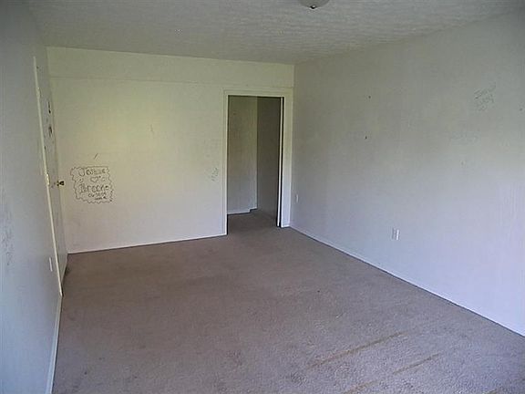 5th image of 42 Patti Dr