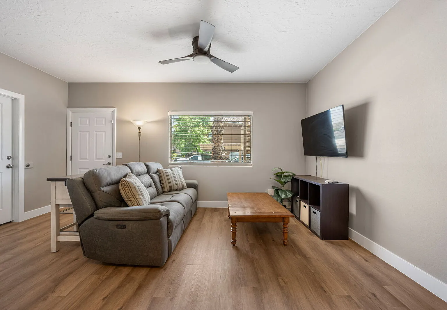 2 bed, 1.0 bath, 1139 sqft, $1,995 — Photo 2