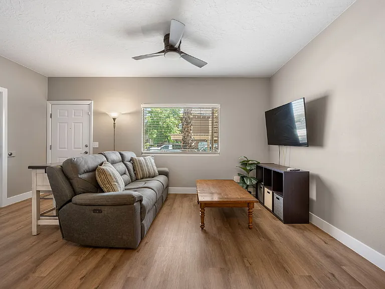 700 N Main St #L4 — Photo 3