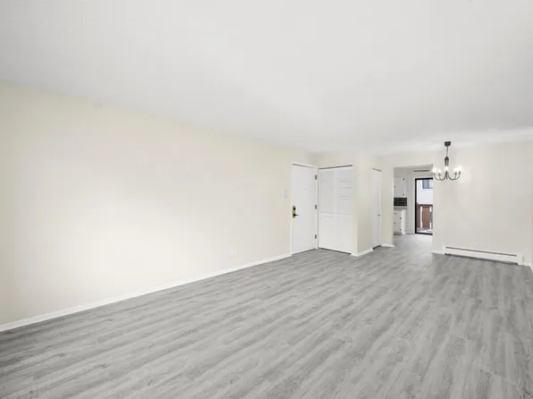 2710 Northcreek Dr, Woodridge, IL