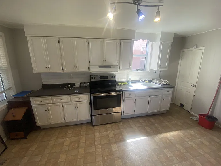 242 Archibald St N — Photo 9
