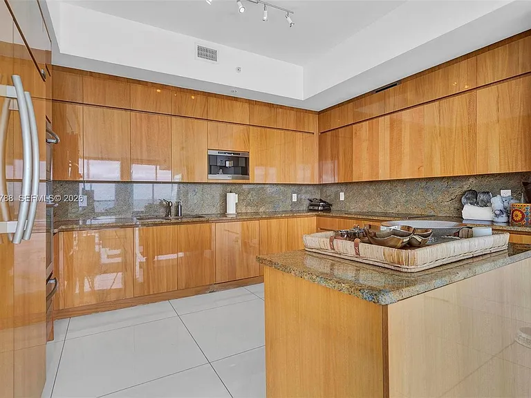 50 S Pointe Dr #2102 — Photo 28