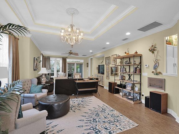 3rd image of 165 Sunset Cir N
