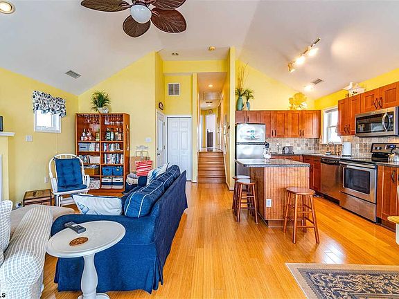 5th image of 844 1st St Unit 2