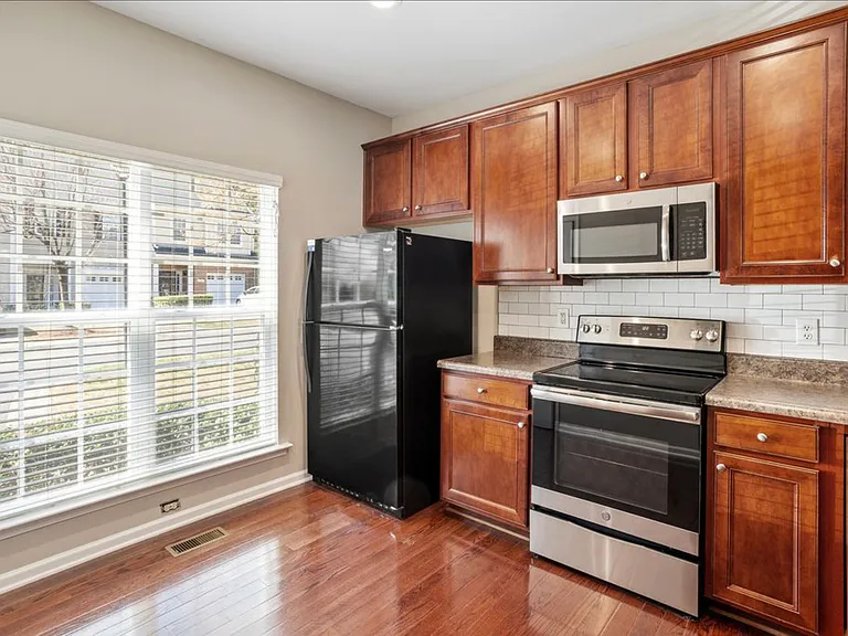 305 Anterbury Dr — Photo 8