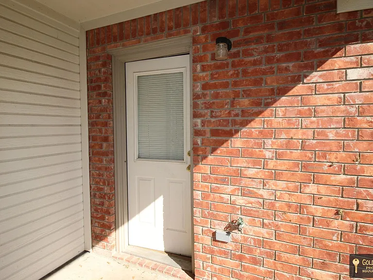401 W Ave E — Photo 20