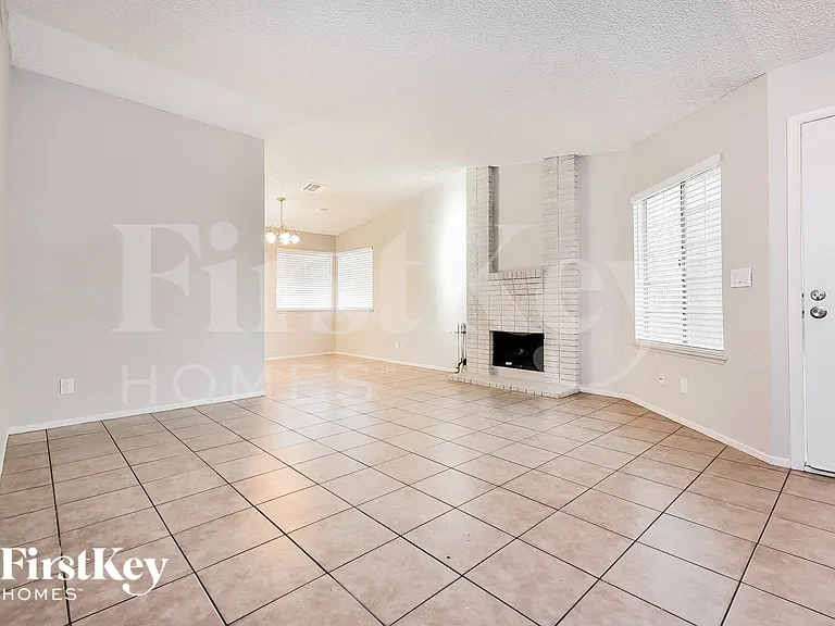 2359 Los Feliz St — Photo 3