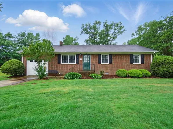 221 Hickory Rd E, Chesapeake, VA 23322