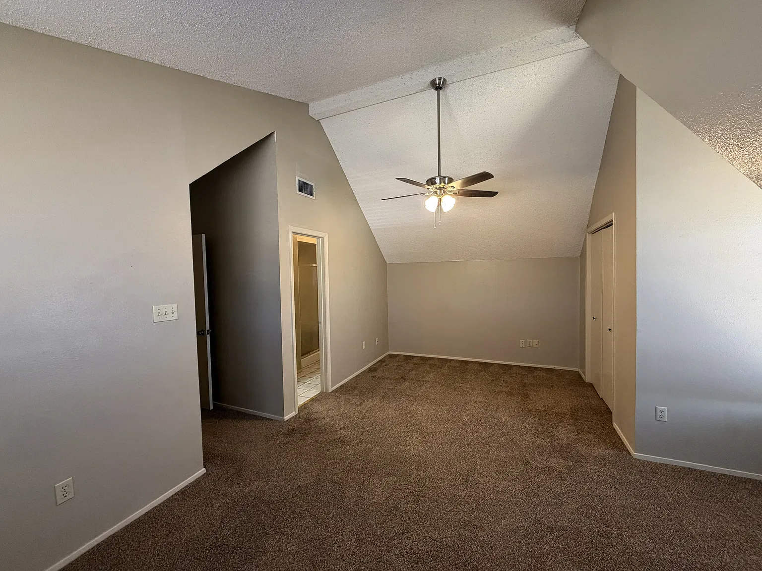 3 bed, 1333 sqft, $2,200 — Photo 2