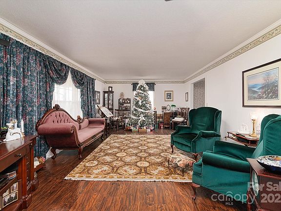 3rd image of 418 Woodcrest Ln
