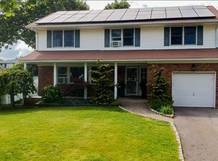 27 E Hill Dr, Smithtown, NY 11787