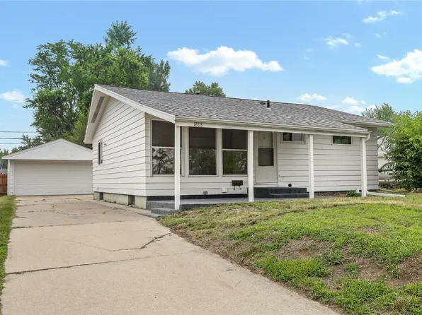 1808 43rd St NE, Cedar Rapids, IA 52402