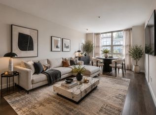 1182 W 16th St #302, North Vancouver, BC V7P 0B3