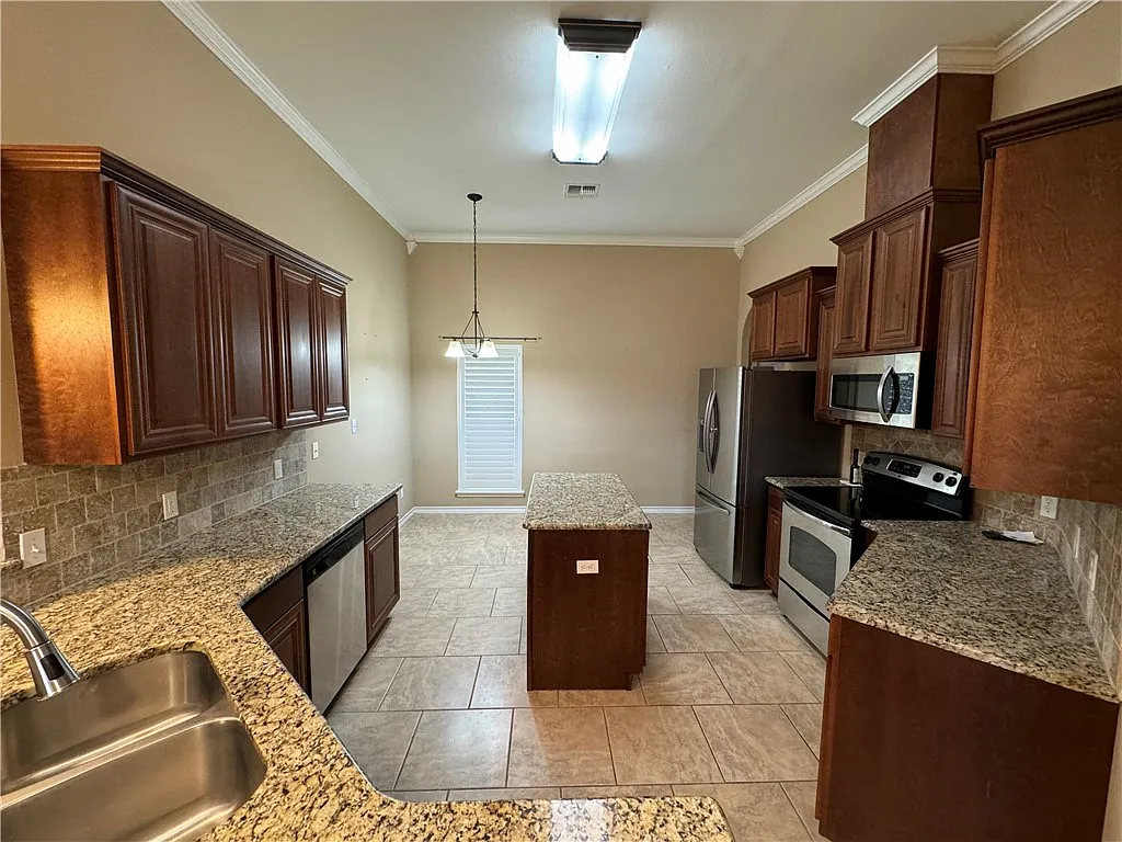 4 bed, 2124 sqft, $2,500 — Photo 2