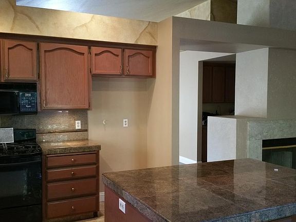 5th image of 221 Camelot Dr