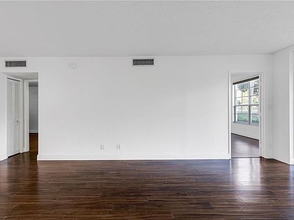 5th image of 605 Oaks Dr APT 104