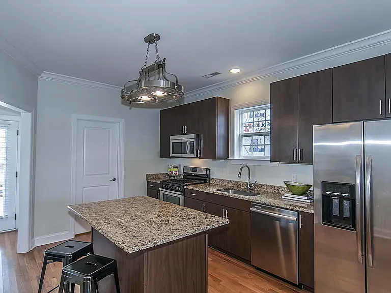 3 bed, 2.5 bath, 1360 sqft, $3,700 — Photo 3