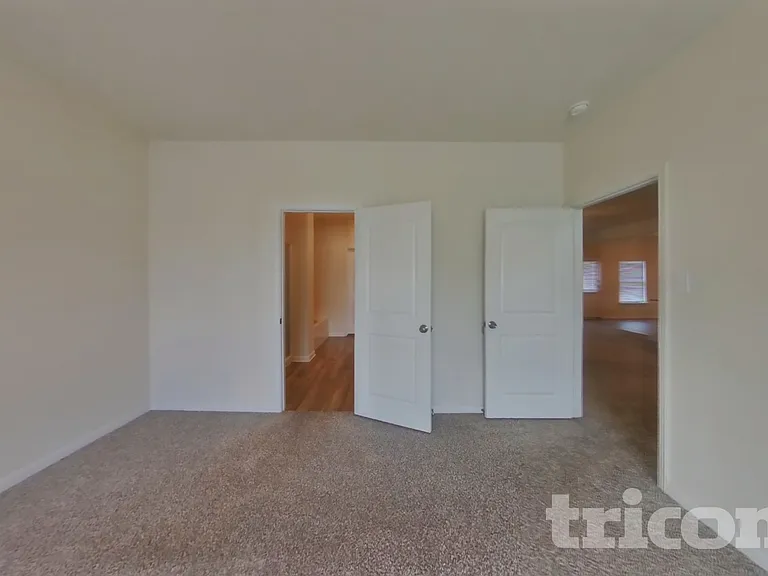 1933 Belmont Ln — Photo 6