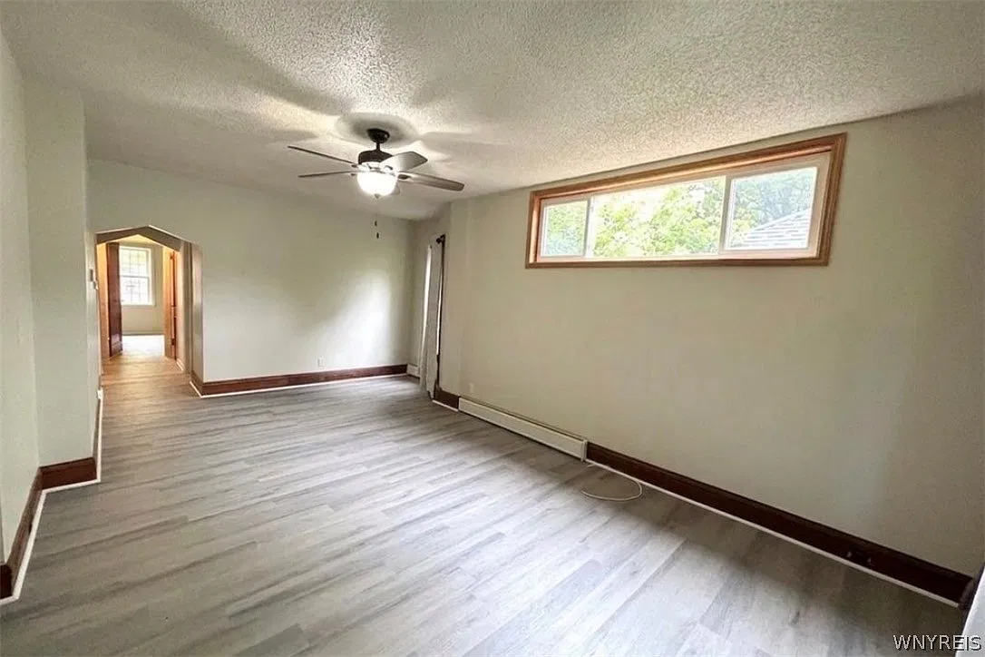 2 bed, 1.0 bath, 1998 sqft, $995 — Photo 2