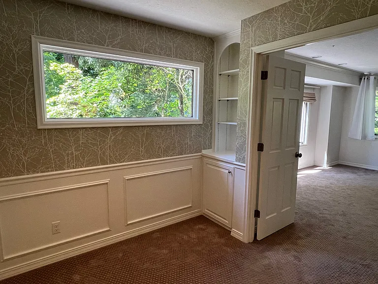 Entryway to primary bedroom