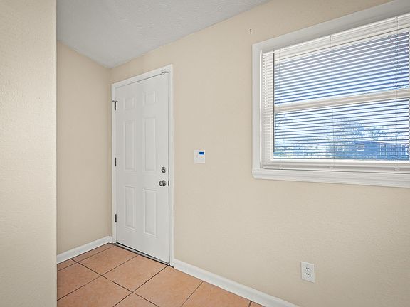 4th image of 909 Westgate Dr