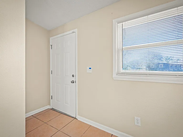 909 Westgate Dr — Photo 4