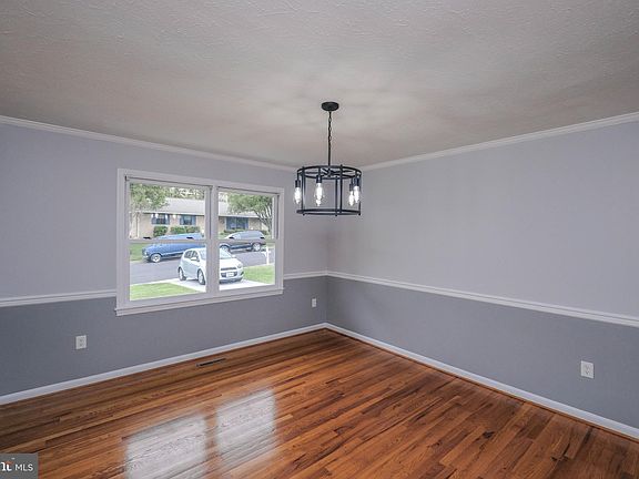 4th image of 1048 Horseshoe Dr