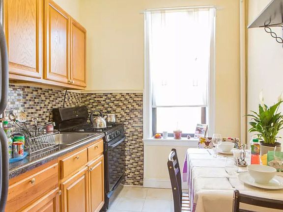 4th image of 214 E 49th St #10B