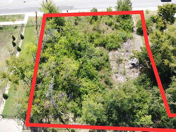 2nd image of 829 W Trinity Ln