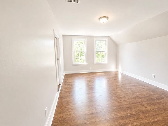 2nd image of 262 W Ivy St